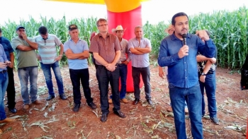 Olavo, que é tesoureiro da Acamop, fala durante a manifestação em defesa da pavimentação da PR-575