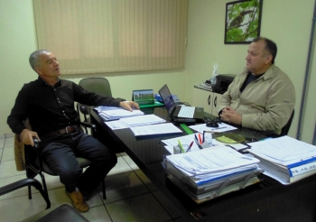 O vereador Cláudio Gaiteiro com o secretário de Meio Ambiente, Luiz Carlos Marcon