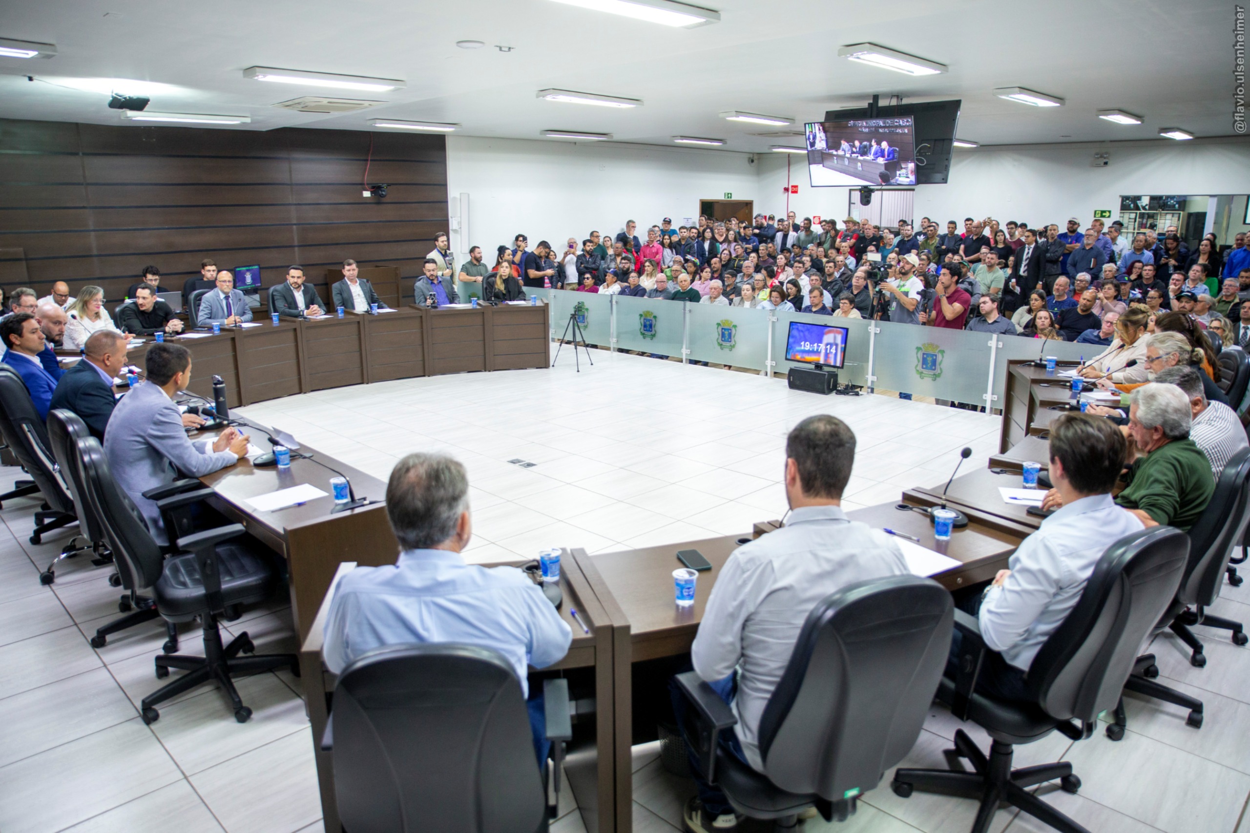 Público lotou o Plenário e parte das pessoas acompanhou a Audiência no saguão da Câmara