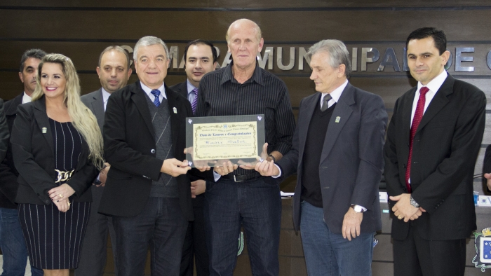 Ladir recebe homenagem proposta por Claudio Gaiteiro e Luiz Frare