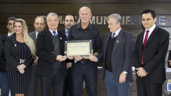 Ladir recebe homenagem proposta por Claudio Gaiteiro e Luiz Frare