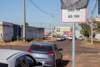 Placas ainda cobertas sinalizam que o estacionamento será proibido nos dois lados da via das 7h às 19h
