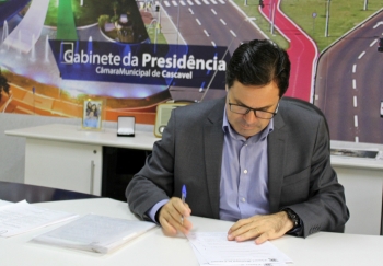 O presidente da Câmara, Alécio Espínola, no momento em que recebia o oficio dos vereadores