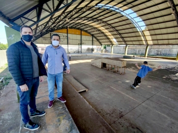 Olavo (dir.) e o presidente da Associação, Diego Nazari Reis (esq.), visitam a quadra do Jardim Veneza