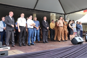 Alécio assiste do palanque, com outras autoridades, à passagem de comando no Corpo de Bombeiros