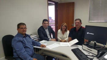 O gerente da Sanepar com Gugu Bueno, Almir Toniolo e Leila Viana