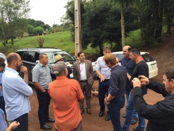 Comitiva avalia com o prefeito e lideranças o serviço da usina de asfalto nas estradas rurais
