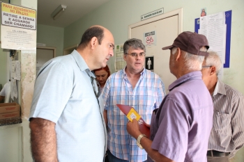 Josué e Bocasanta conversam com usuários do Santa Cruz sobre reforma da USF