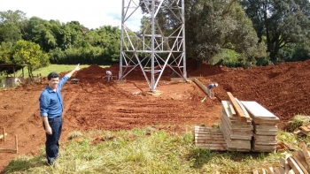 Vereador confere obra de instalação da antena