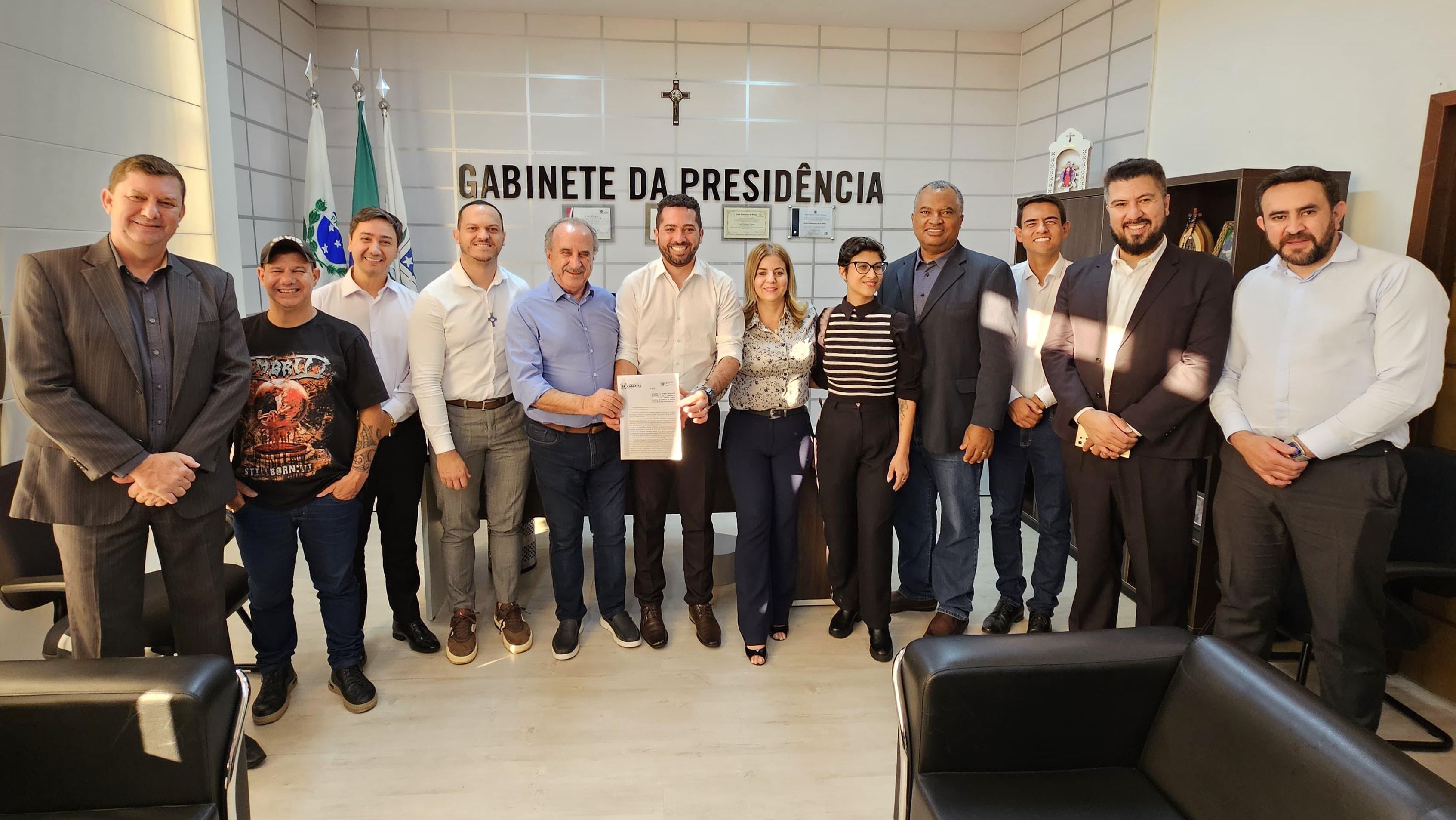 Renato Silva e Tiago Almeida (centro) posam com o projeto de lei, ao lado de Márcia Baldin, entre vereadores