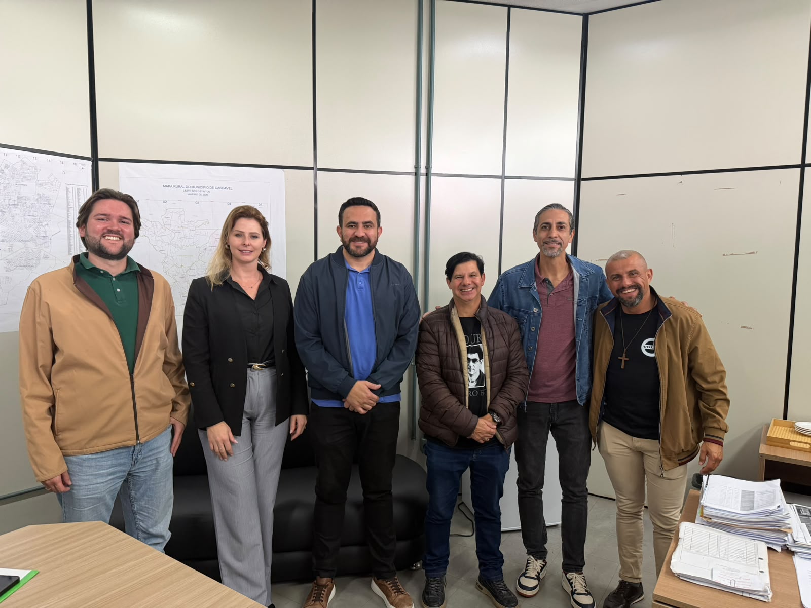 Carlos Xavier (ao centro) recebeu vereadores e assessores da Comissão de Turismo