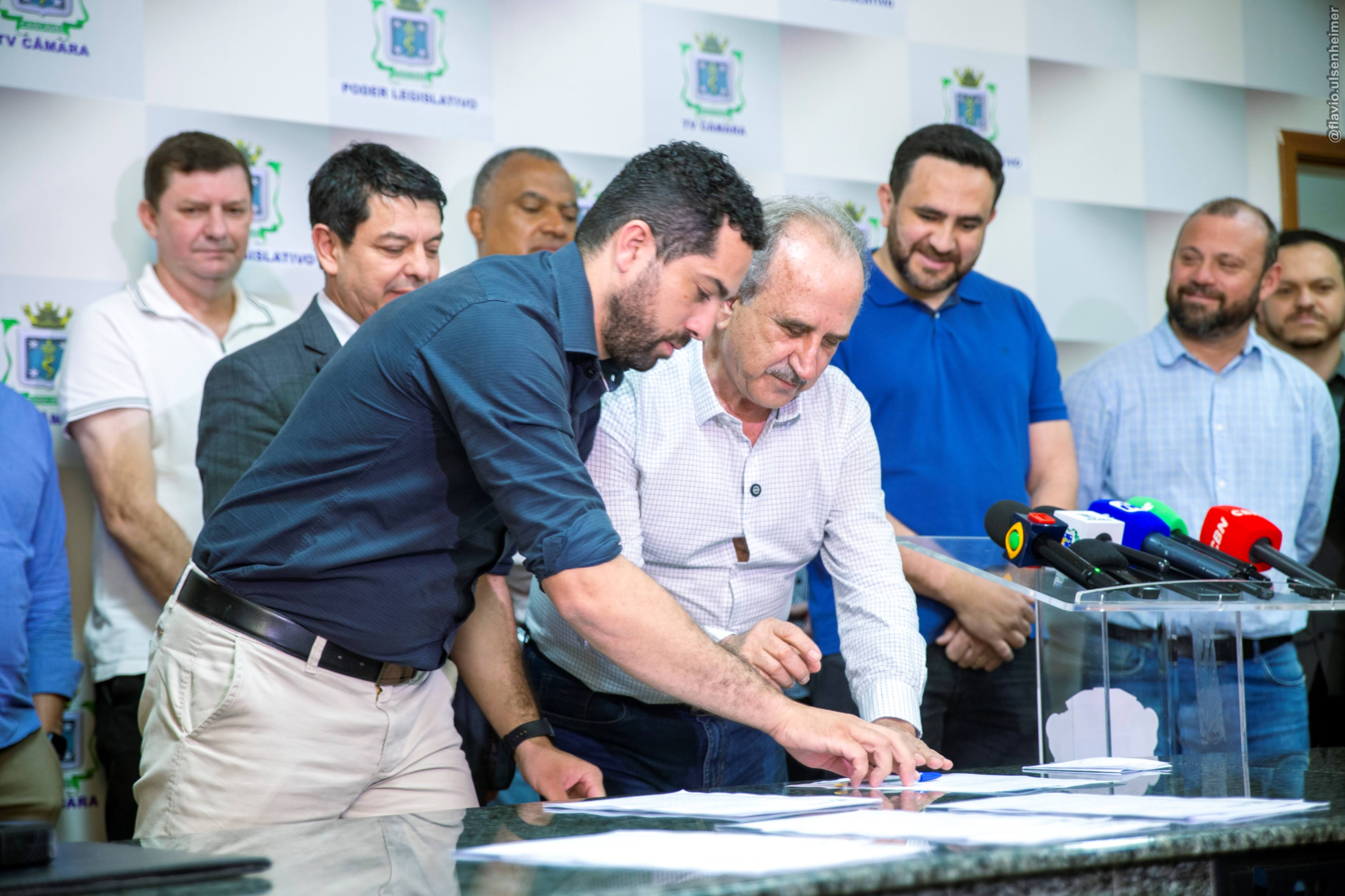 Tiago Almeida recebe do prefeito Renato Silva os quatro projetos de lei