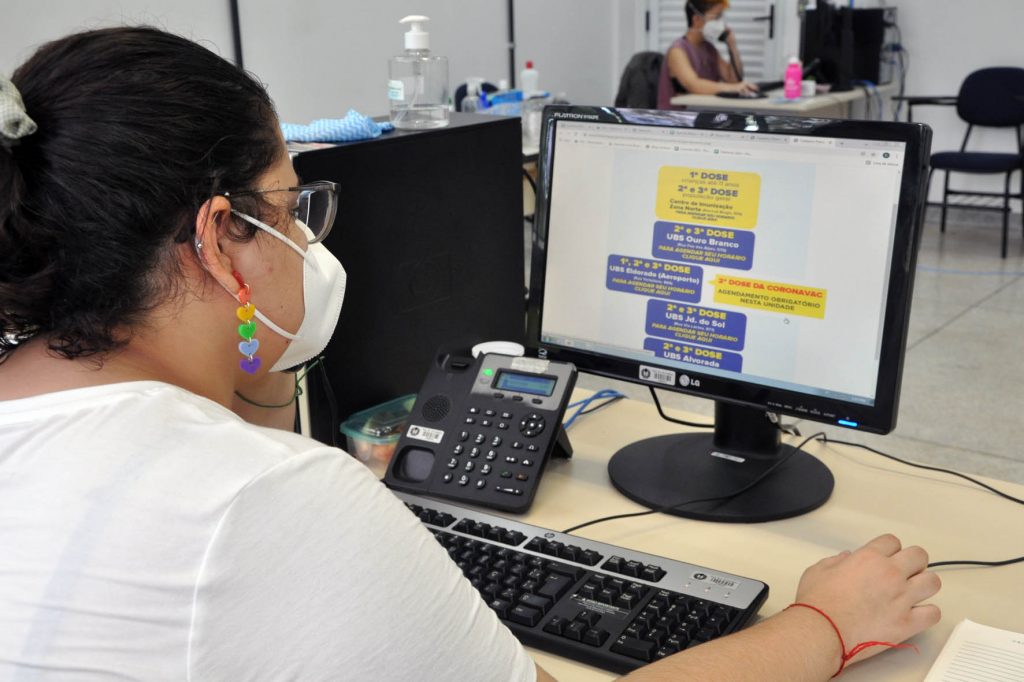 Estudante bolsista da UEL realiza atendimento online a paciente de Londrina