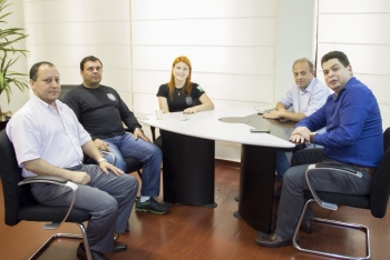 Jair, Claudemir e Aline com os vereadores Gugu Bueno e Jaime Vasatta