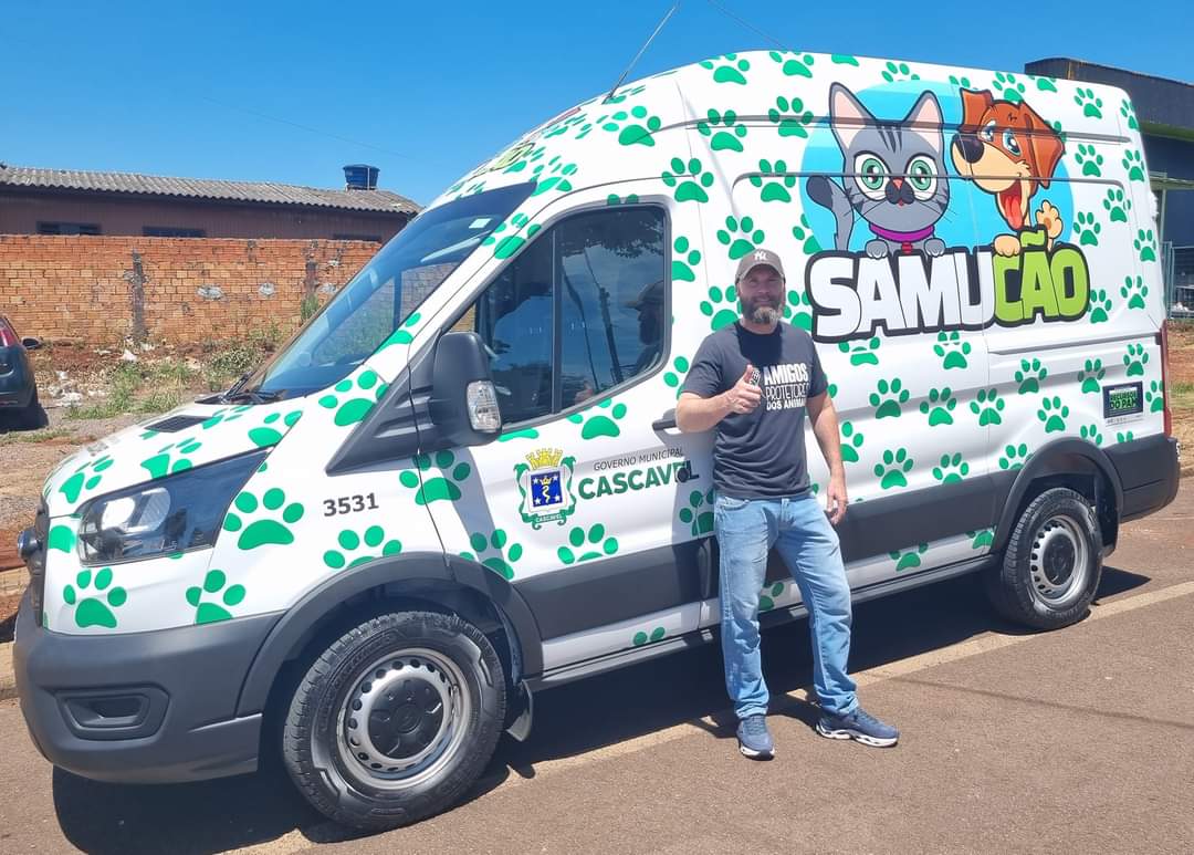 O vereador Cleverson Sibulski mostra a nova ambulância do Samucão