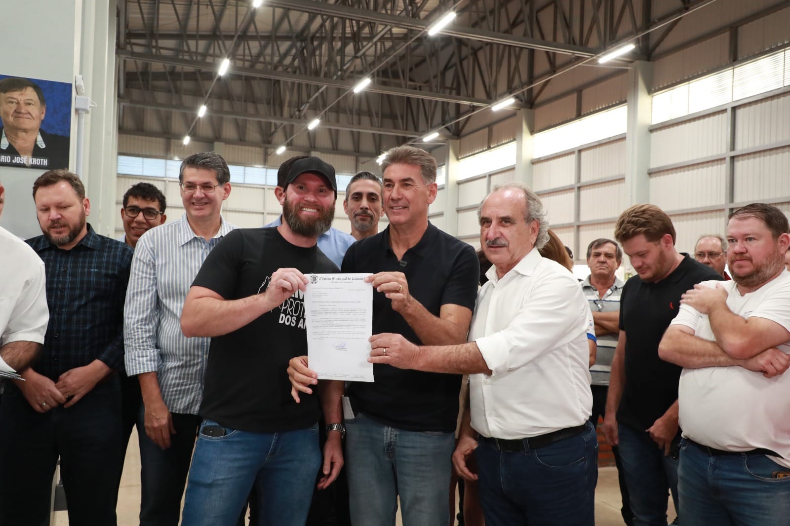 Cleverson Sibulski, de boné, com o prefeito Leonaldo Paranhos e o vice Renato Silva em evento