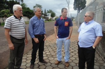 Cláudio Gaiteiro e o engenheiro Juliano, da Cettrans, com o padre Rosevaldo