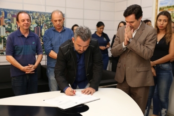 Parra assina o termo de posse em cerimônia que lotou o gabinete da Presidência