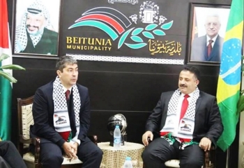 Paulo Porto com o prefeito da cidade de Beitunia