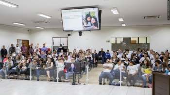 Famílias adeptas da educação domiciliar lotaram o Plenário da Câmara Municipal na audiência