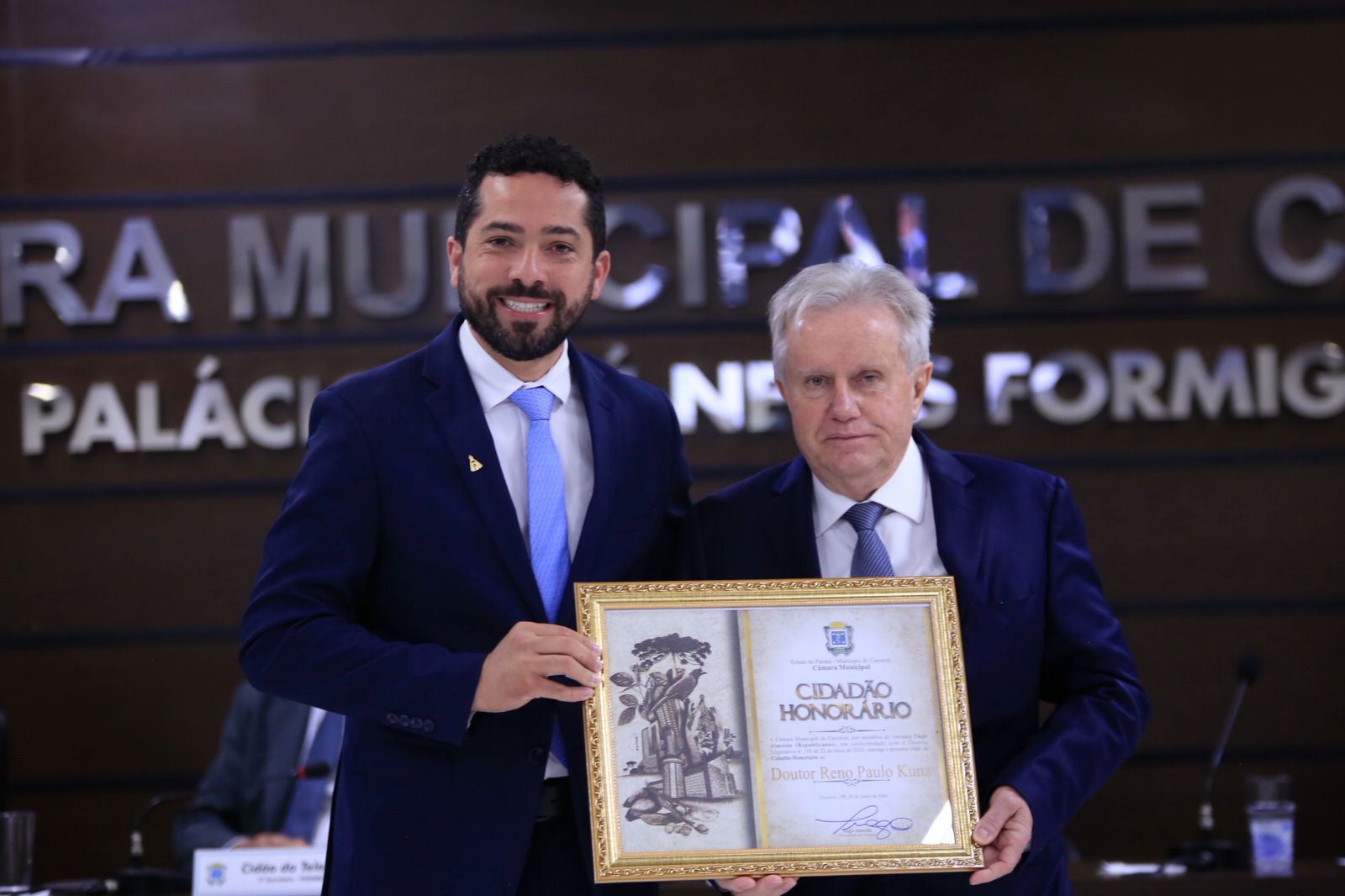Dr. Reno Kunz recebe seu título de Cidadão Honorário das mãos do presidente Tiago Almeida