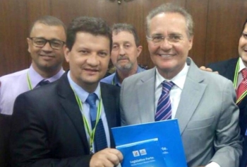 Romulo entrega documento ao presidente do Senado