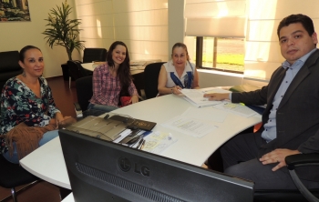 Equipe do Albergue Noturno com o presidente da Câmara