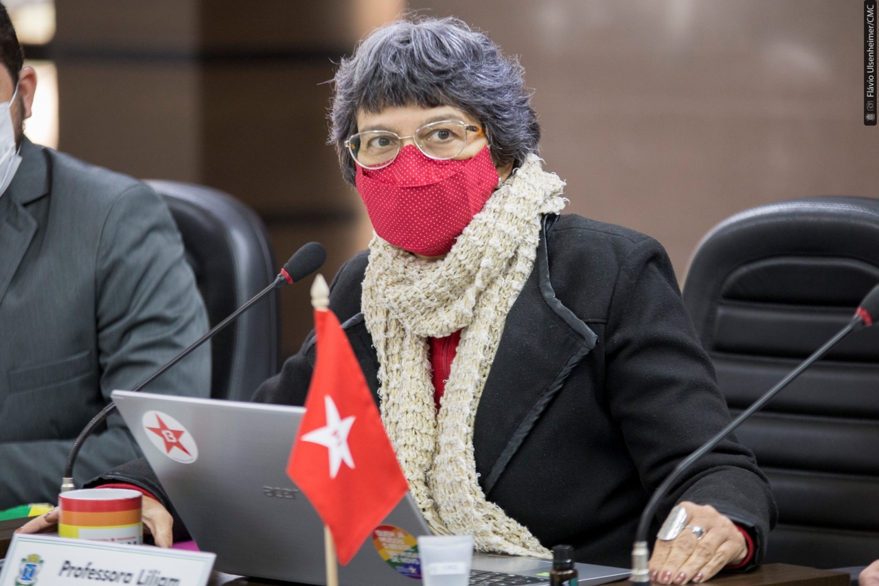 Professora Liliam disse que população não consegue compreender a sequência de vacinação