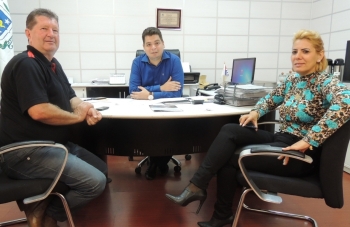 Gugu Bueno com o secretário e a diretora da Pasta de Agricultura