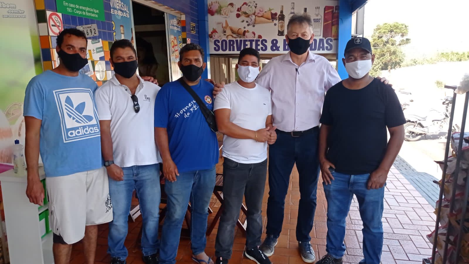 Policial Madril e Sadi Kisiel (1º e 2º a partir da dir.) estiveram com lideranças da comunidade