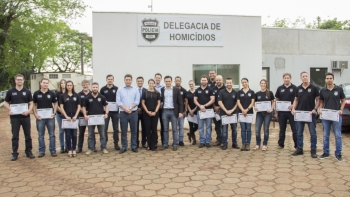 Autoridades com a equipe da Delegacia de Homicídios|