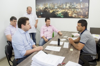 Os vereadores com o delegado Aldemair da Cruz Braga Júnior