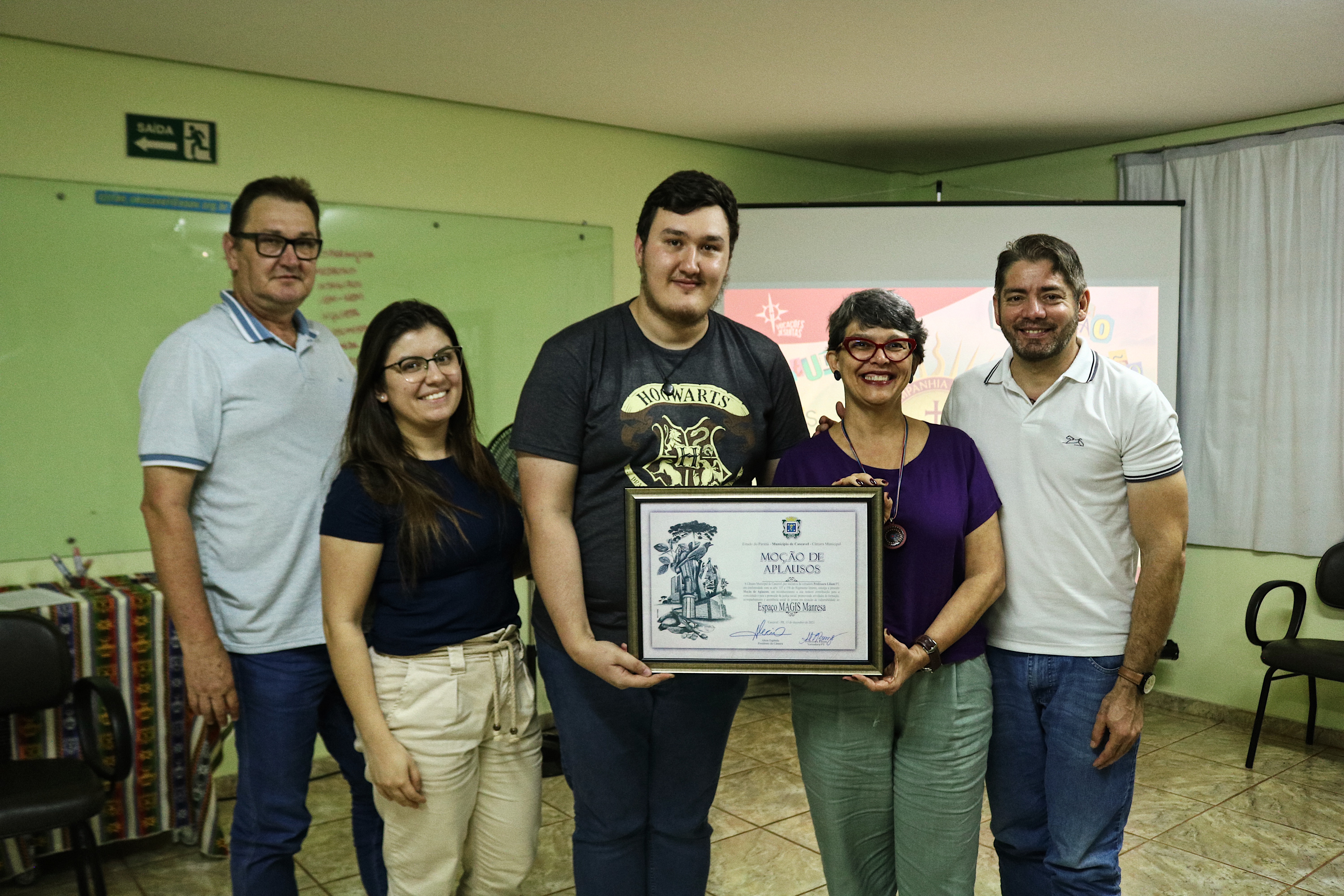 O coordenador Guilherme Siebeneichler recebeu a moção das mãos da vereadora