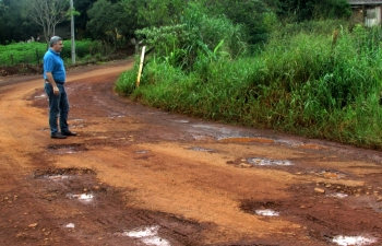Ruas do Lago Azul estão esburacadas