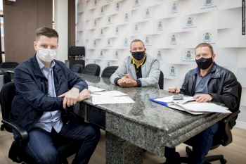 Em reunião ordinária da Comissão, o secretário Pedro Sampaio, o membro Valdecir Alcântara e o presidente Soldado Jeferson (da esq. para dir.)