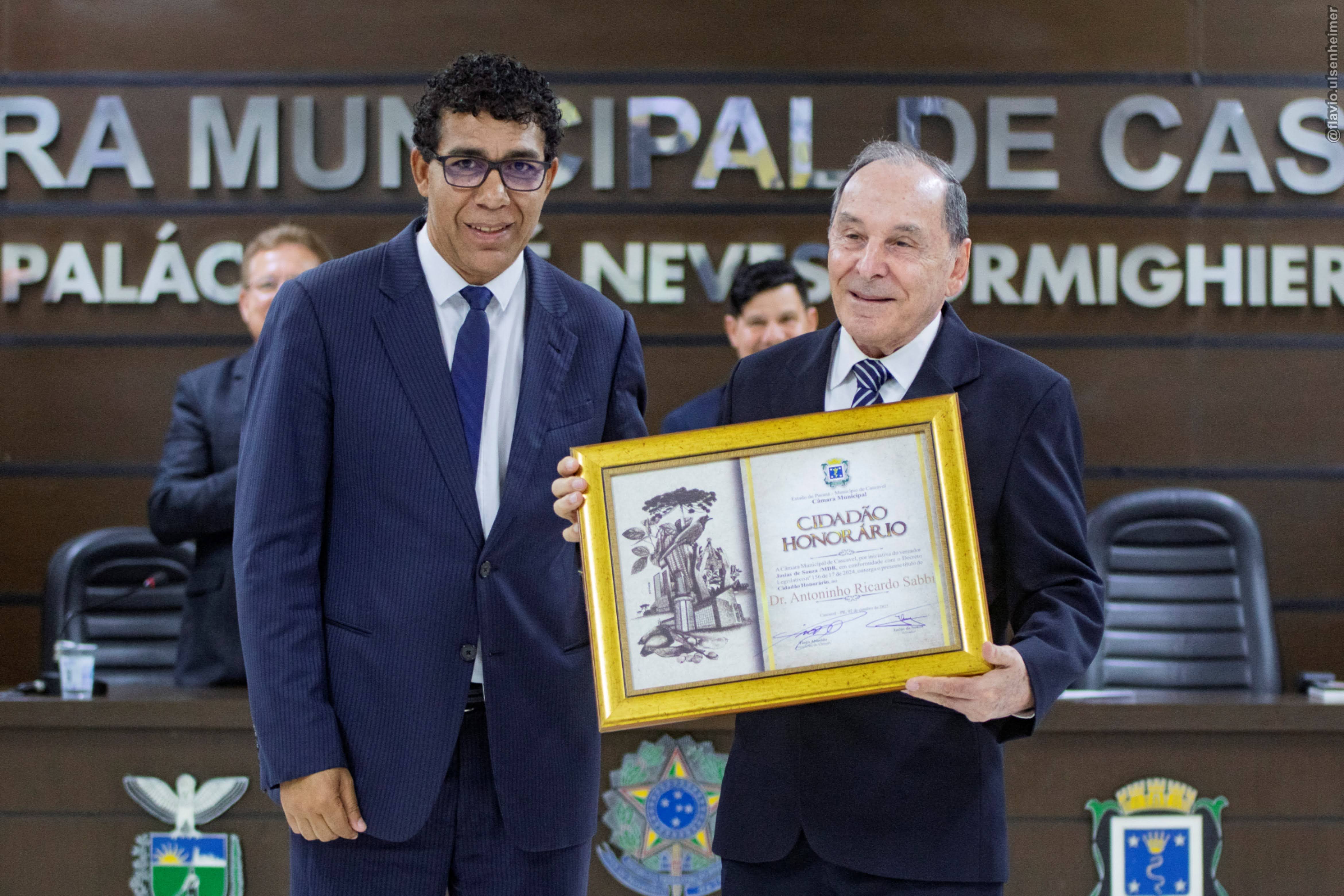 Dr. Antoninho Sabbi recebe o quadro com o título de Cidadão Honorário das mãos do vereador Josias de Souza