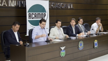 Evento teve promoção conjunta da Câmara e da Acamop|Homero Marchese, ex-analista do Tribunal de Contas|Fórum aconteceu no plenário da Câmara de Cascavel