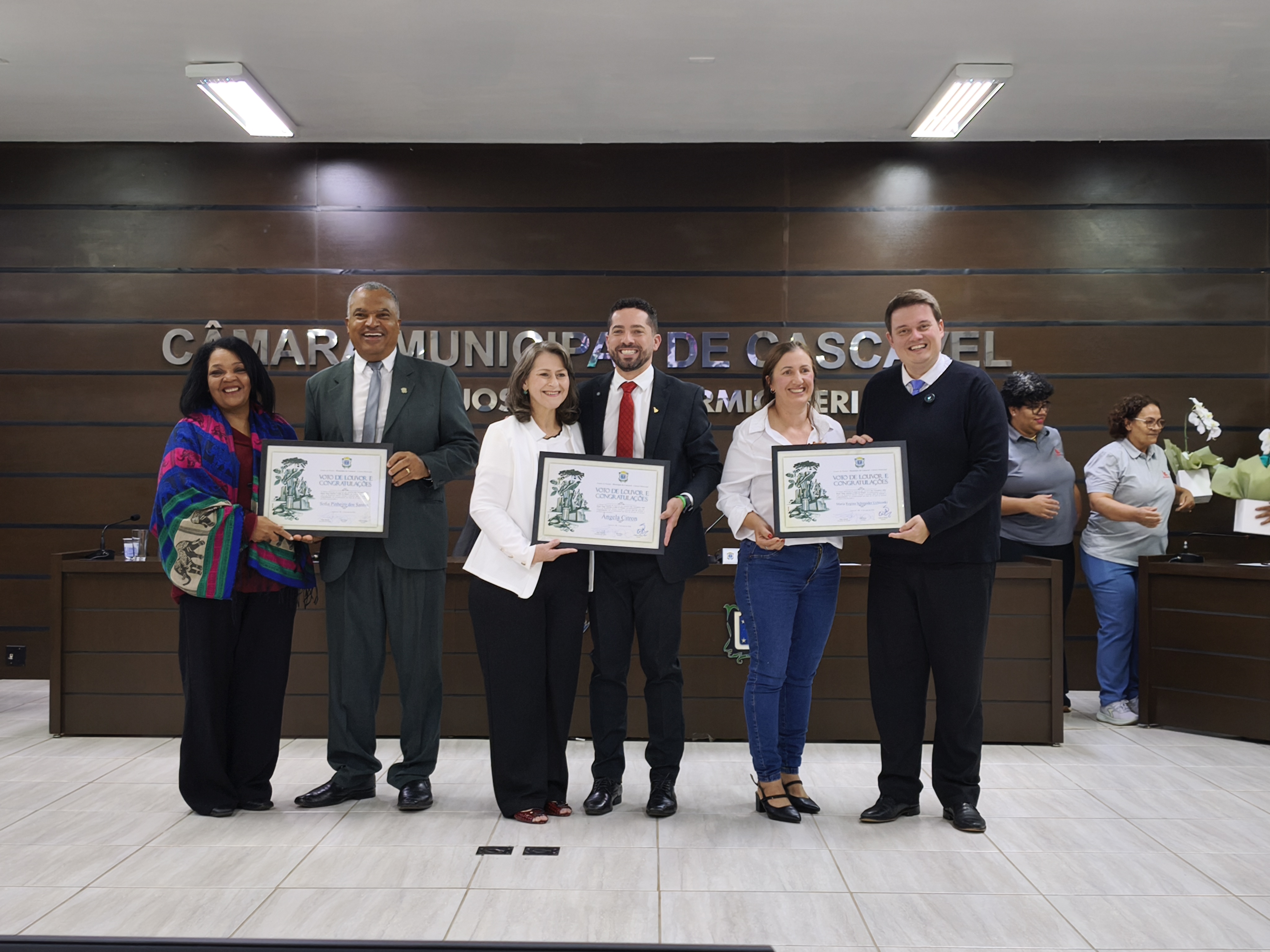 Da esq. para a dir., as homenageadas Sofia dos Santos (com Cidão da Telepar), Ângela Citron (com Tiago Almeida) e Maria Regina Uchikoski (com João Diego)