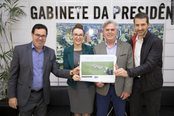 Da esquerda para a direita, o presidente Alécio Espínola (PSC), a juíza Claudia Spinassi, o advogado da APAC Cascavel Osmar Kopp, e o presidente da entidade Alci Rotta Junior