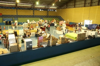 Famílias ficaram abrigadas temporariamente em ginásio no final de 2017, antes de serem levadas pela Prefeitura para o bairro Veneza