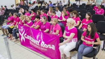 Vereador Jorge Menegatti, autor do Projeto de Lei|Mulheres do Cascavel Rosa acompanharam a sessão da Câmara