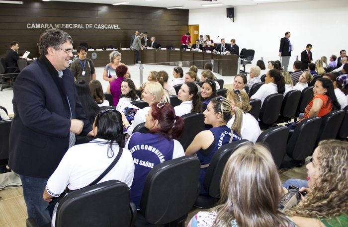 Agentes comunitários de saúde aguardam o pagamento do 14º salário