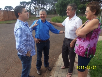 Vereador acompanhado de moradores e representante da Cettrans