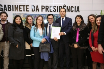 Representantes da OAB, liderados pelo presidente Jurandir Parzianello, levaram ao presidente da Câmara, Alécio Espínola (PSC), o documento protocolado