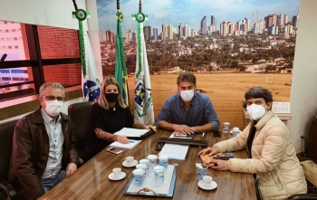 Na reunião, da esq. para a dir.: Professor Santello, Márcia Baldini, prefeito Paranhos e Professora Liliam