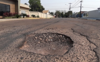 Asfalto na rua Cipreste já está deteriorado pela sucessão de buracos e remendos na via