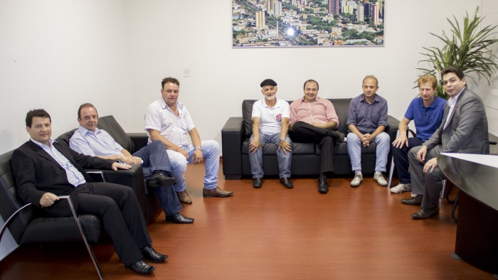 Gugu Bueno (presidente) e Rômulo Quintino, primeiro secretário da Câmara, com vereadores que compõem a Frente Parlamentar da Saúde