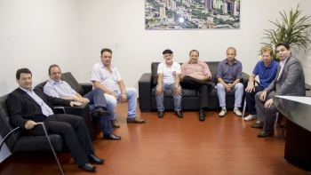 Gugu Bueno (presidente) e Rômulo Quintino, primeiro secretário da Câmara, com vereadores que compõem a Frente Parlamentar da Saúde