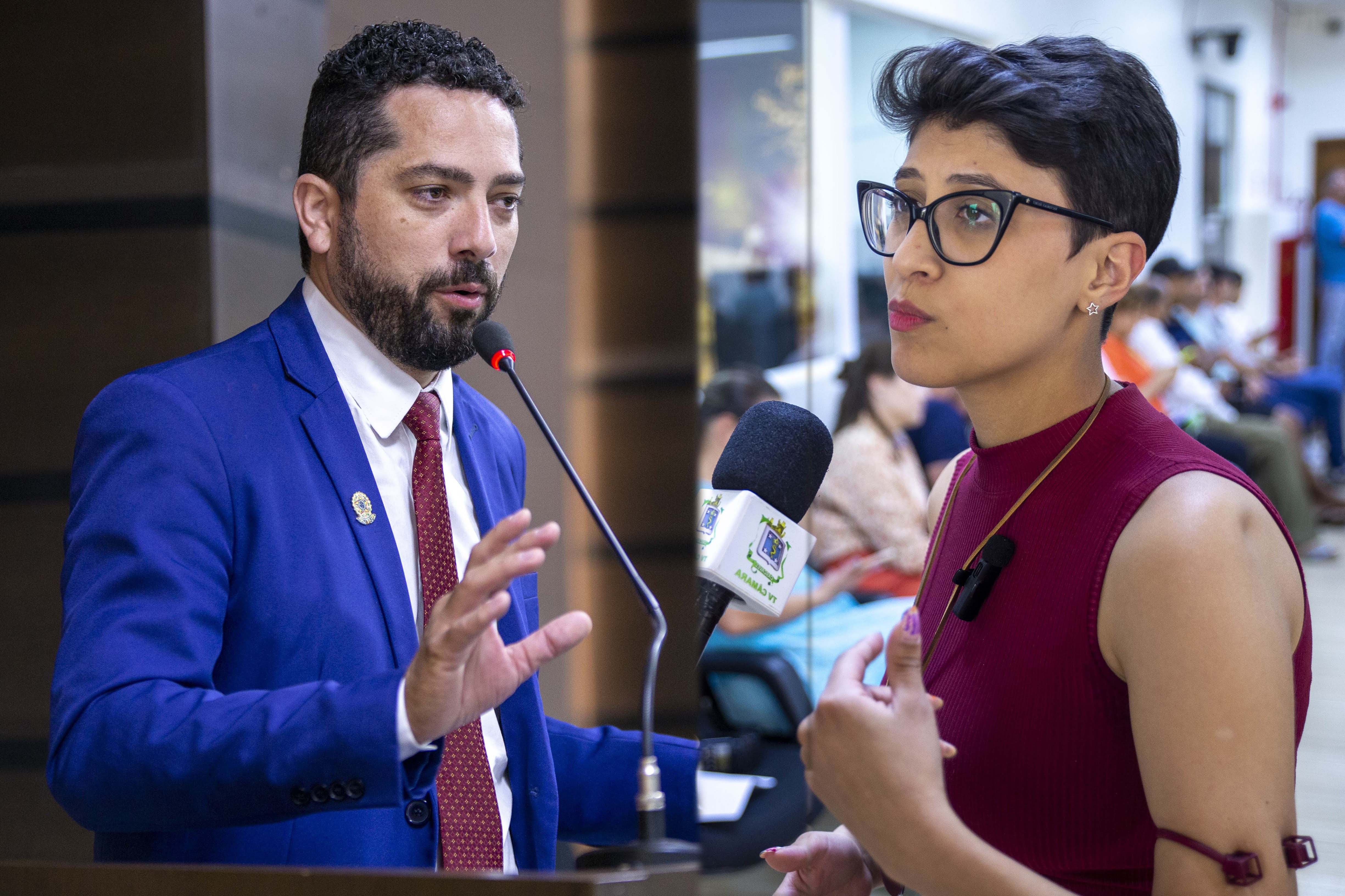Tiago Almeida, reeleito e mais votado da história, e Bia Alcântara, novata e mais jovem a assumir a vereança