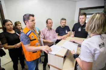 Dal Molin, Parra e Sampaio (do centro para a direita), acompanhados de moradores, protocolam documento no Fórum; Defesa Civil também apresentou denúncia sobre o mesmo caso